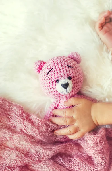 Ein Neugeborenes Schläft Mit Einem Teddybär Selektiver Fokus Menschen — Stockfoto