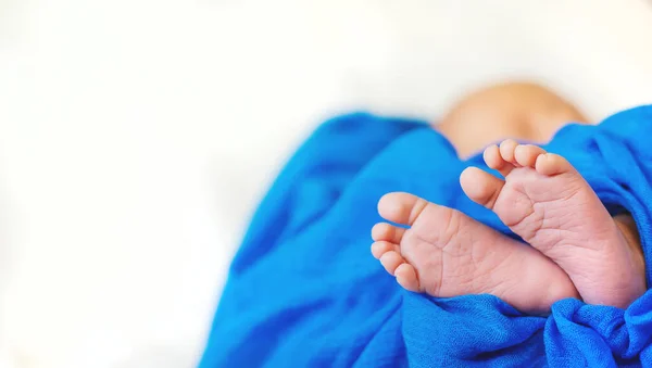 新生儿睡在蓝色的背景上 有选择的重点 — 图库照片