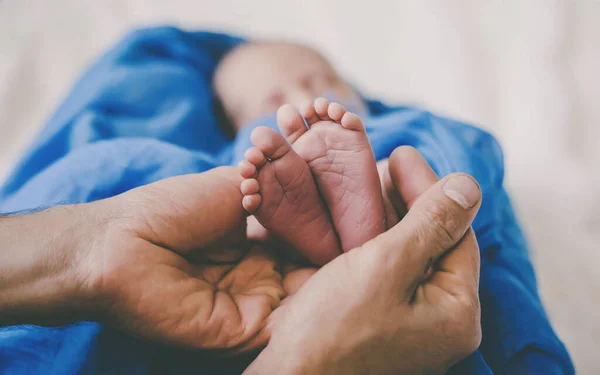 Neugeborene Babyfüße Den Händen Des Vaters Selektiver Fokus Menschen — Stockfoto