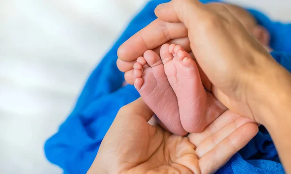 Pies Bebé Recién Nacidos Manos Padre Enfoque Selectivo Gente — Foto de Stock