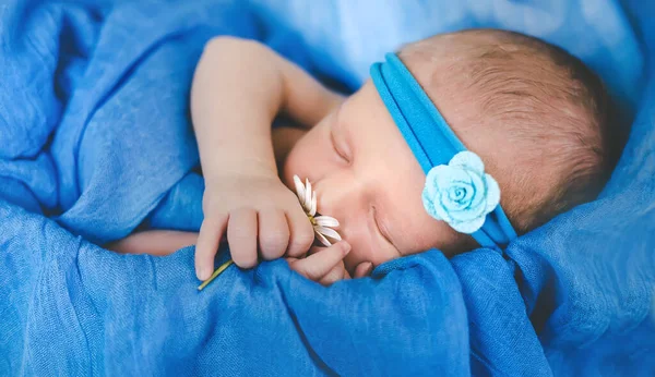 Новонароджена Дитина Спить Синьому Фоні Вибірковий Фокус Люди — стокове фото