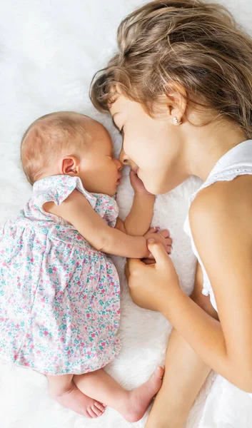 Yeni Doğmuş Bir Bebek Ablası Seçici Odaklanma Insanlar — Stok fotoğraf