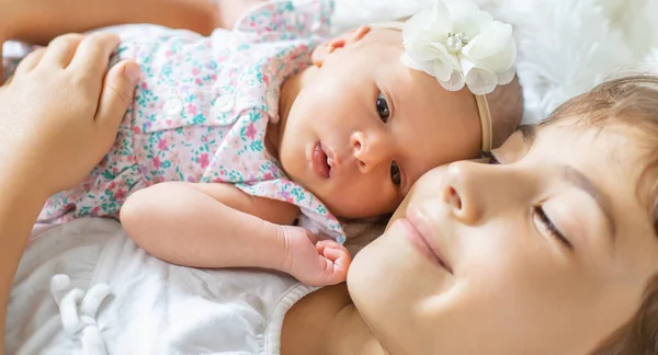 Neugeborenes Kleinkind Mit Älterer Schwester Selektiver Fokus Menschen — Stockfoto
