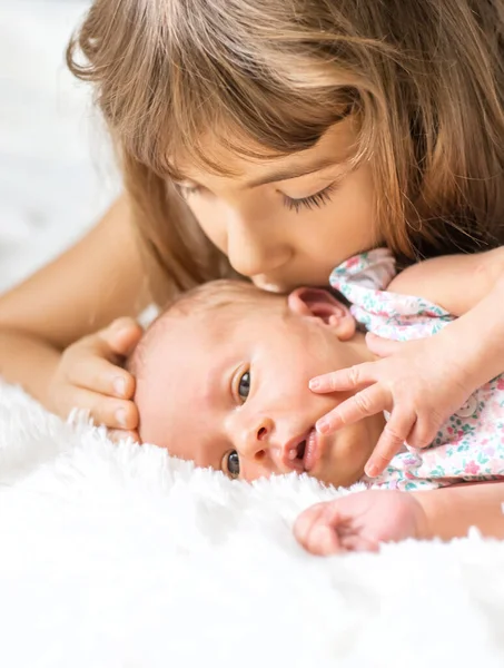 Bambino Appena Nato Con Sorella Maggiore Concentrazione Selettiva Persone — Foto Stock