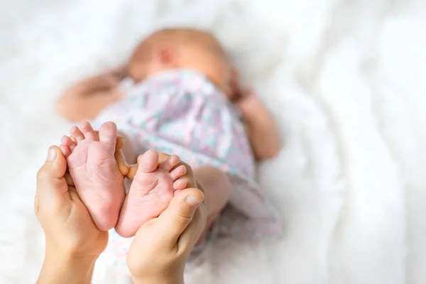 Bebê Recém Nascido Nas Mãos Das Pernas Uma Irmã Foco — Fotografia de Stock