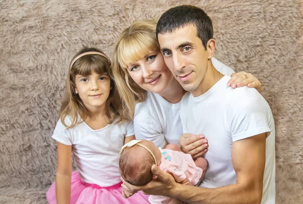 Familiefoto Met Een Pasgeborene Selectieve Focus Mensen — Stockfoto