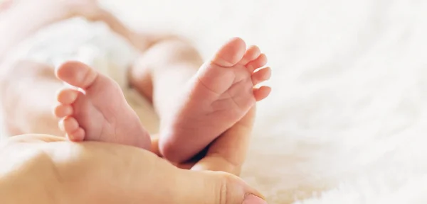 Neonato Mamma Tiene Gambe Concentrazione Selettiva Persone — Foto Stock