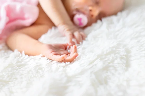 Bebé Recién Nacido Durmiendo Sobre Fondo Blanco Enfoque Selectivo Gente — Foto de Stock