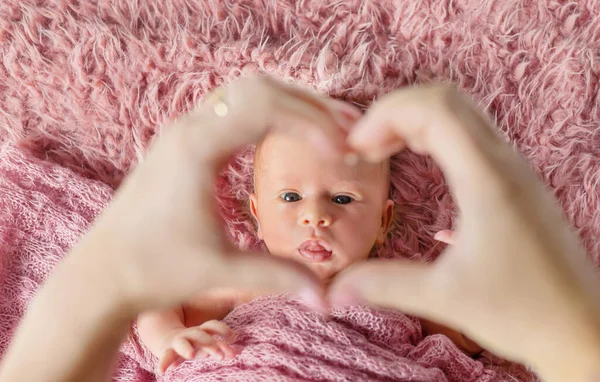Novorozence Máminy Ruce Selektivní Zaměření Lidé — Stock fotografie