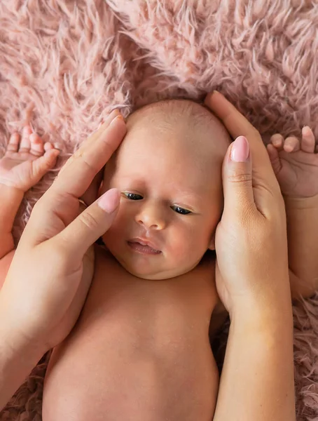 Bebé Recién Nacido Las Manos Mamá Enfoque Selectivo Gente — Foto de Stock