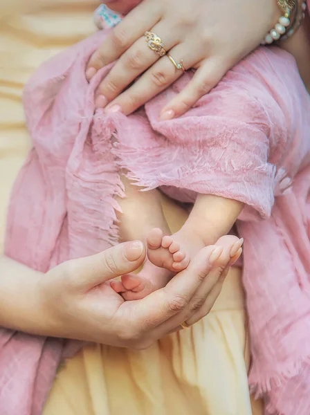 Mamma Con Neonato Tra Braccia Concentrazione Selettiva Persone — Foto Stock