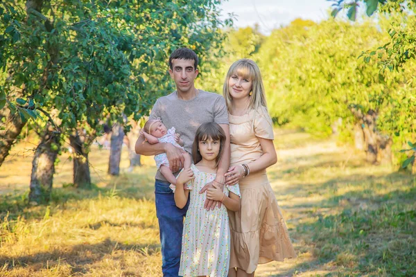 Foto Famiglia Con Neonato Concentrazione Selettiva Persone — Foto Stock