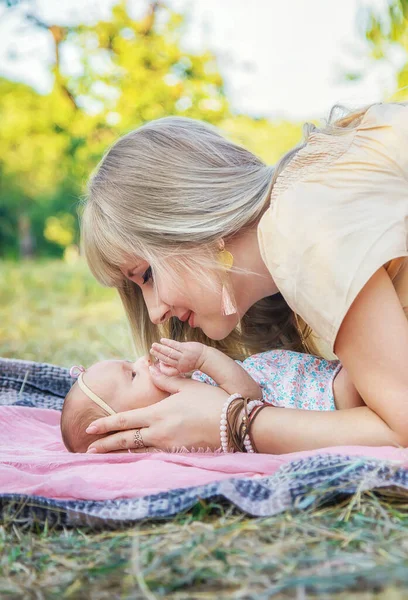 Mamá Con Bebé Recién Nacido Sus Brazos Enfoque Selectivo Gente — Foto de Stock