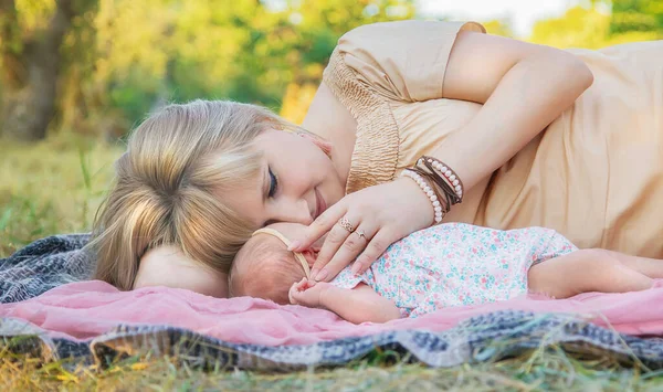 Mamma Con Neonato Tra Braccia Concentrazione Selettiva Persone — Foto Stock