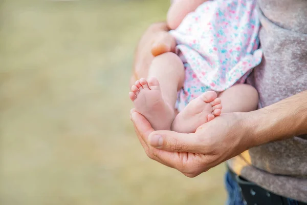 Los Pies Bebé Recién Nacido Manos Padre Enfoque Selectivo Gente — Foto de Stock