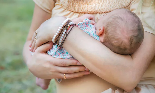 Mamá Con Bebé Recién Nacido Sus Brazos Enfoque Selectivo Gente —  Fotos de Stock