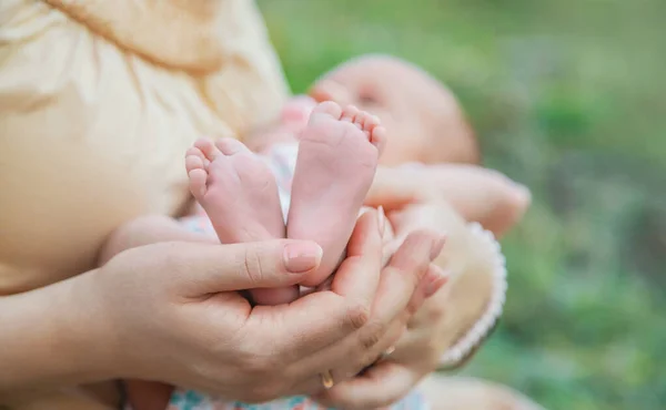 Füße Eines Neugeborenen Babys Den Händen Der Mutter Selektiver Fokus — Stockfoto