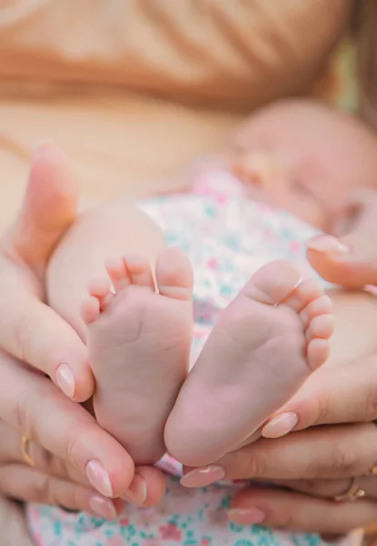 一个新生儿的脚在妈妈的手里 有选择的重点 — 图库照片