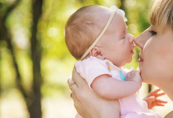 Mama Trzyma Noworodka Naturze Wybiórcze Skupienie Ludzie — Zdjęcie stockowe