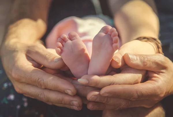 Eltern Halten Ein Neugeborenes Der Natur Selektiver Fokus Völker — Stockfoto