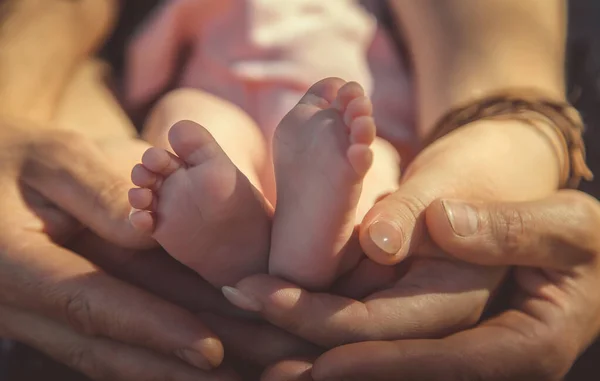 Eltern Halten Ein Neugeborenes Der Natur Selektiver Fokus Völker — Stockfoto