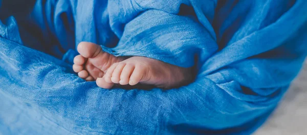 Neugeborene Säuglingsfüße Aus Nächster Nähe Selektiver Fokus Menschen — Stockfoto