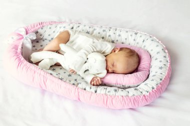 Yeni doğmuş bir bebek kozada uyur. Seçici odaklanma. İnsanlar.