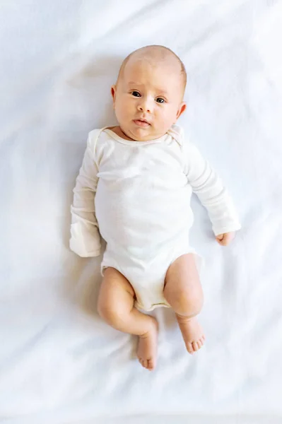 Een Pasgeboren Baby Ligt Een Wit Bed Selectieve Focus Mensen — Stockfoto