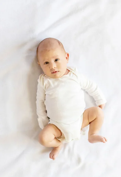 Novorozené Dítě Leží Bílé Posteli Selektivní Soustředění Lidé — Stock fotografie