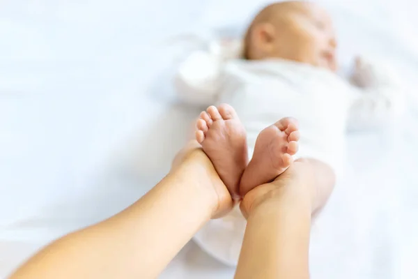 姐姐抱着一个新生的幼儿的腿 有选择的重点 — 图库照片