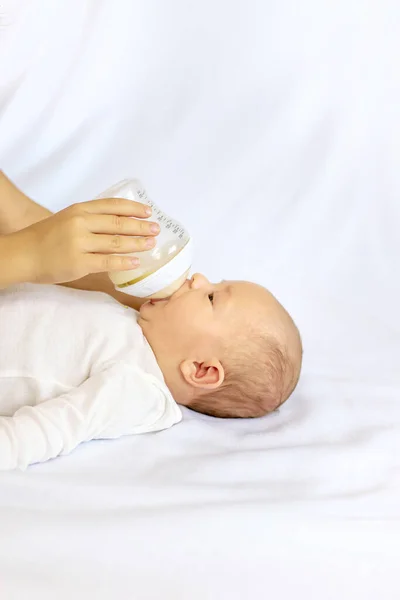 Una Hermana Mayor Está Alimentando Bebé Recién Nacido Enfoque Selectivo — Foto de Stock