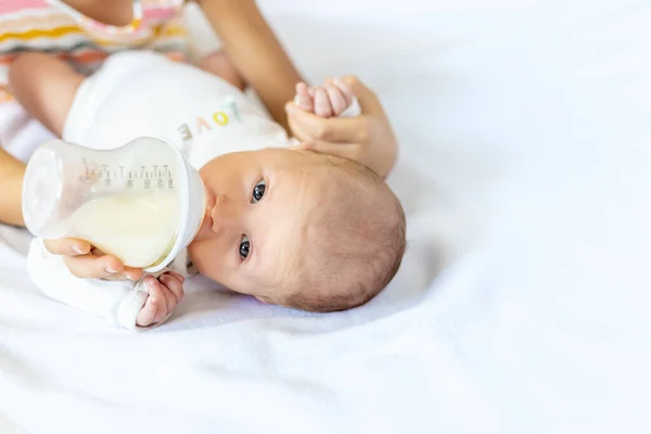 Una Hermana Mayor Está Alimentando Bebé Recién Nacido Enfoque Selectivo — Foto de Stock