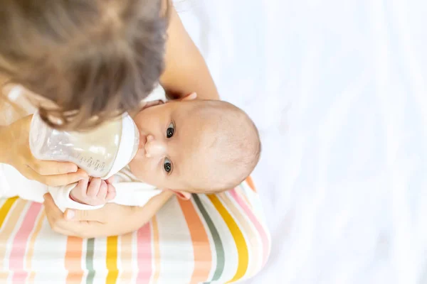 Una Hermana Mayor Está Alimentando Bebé Recién Nacido Enfoque Selectivo — Foto de Stock