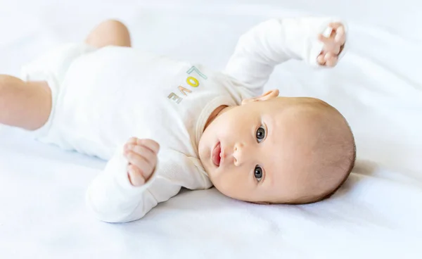 Een Pasgeboren Baby Ligt Een Wit Bed Selectieve Focus Mensen — Stockfoto