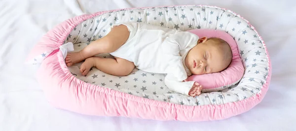 Новорожденный Ребенок Спит Коконе Выборочный Фокус Люди — стоковое фото