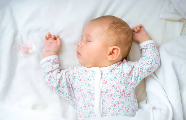 Pasgeboren Baby Slaapt Een Wit Bed Selectieve Focus Mensen — Stockfoto