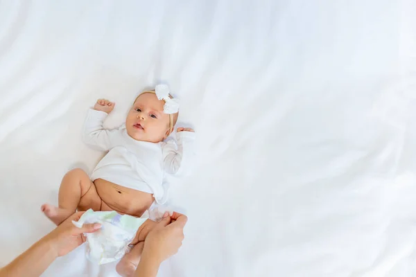 Mamma Sta Cambiando Pannolino Del Bambino Concentrazione Selettiva Persone — Foto Stock