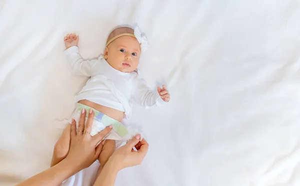 Mamma Sta Cambiando Pannolino Del Bambino Concentrazione Selettiva Persone — Foto Stock