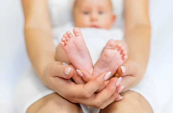 Mamá Sostiene Las Piernas Del Bebé Enfoque Selectivo Gente — Foto de Stock