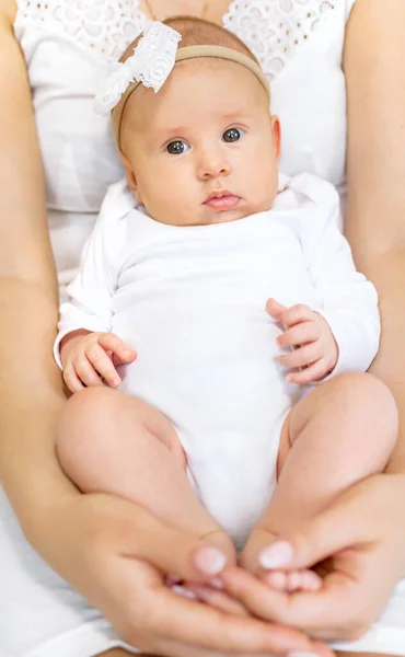 Mama Hält Ein Neugeborenes Baby Der Hand Selektiver Fokus Menschen — Stockfoto