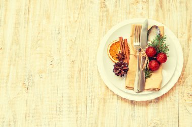 Noel dekorasyonu için masa hazırlıyorum. Seçici odaklanma. haliday.