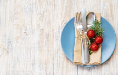 Noel dekorasyonu için masa hazırlıyorum. Seçici odaklanma. haliday.