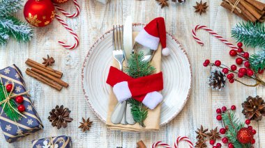 Noel dekorasyonu için masa hazırlıyorum. Seçici odaklanma. haliday.