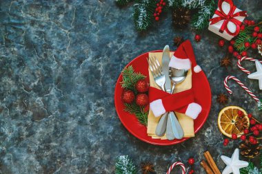 Noel dekorasyonu için masa hazırlıyorum. Seçici odaklanma. haliday.