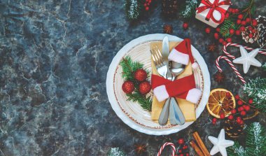 Noel dekorasyonu için masa hazırlıyorum. Seçici odaklanma. haliday.