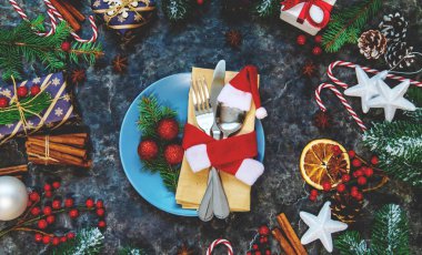 Noel dekorasyonu için masa hazırlıyorum. Seçici odaklanma. haliday.