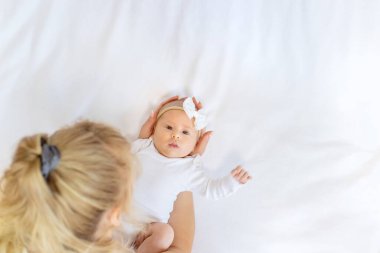 Annemin kucağında yeni doğmuş bir bebek var. Seçici odaklanma. İnsanlar.