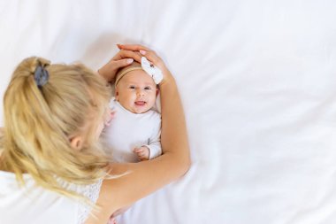 Annemin kucağında yeni doğmuş bir bebek var. Seçici odaklanma. İnsanlar.