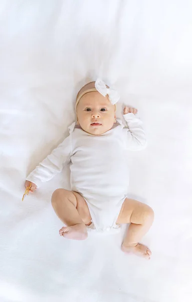 一个新生儿躺在一张白色的床上 有选择的重点 — 图库照片