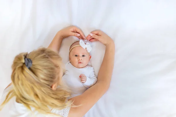 Mamma Sta Tenendo Braccio Neonato Concentrazione Selettiva Persone — Foto Stock